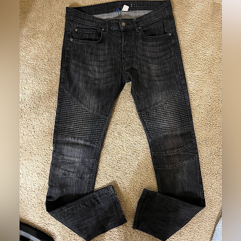 H&M black jeans with ripple pattern on knees . Size 32